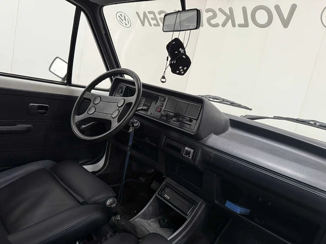 Volkswagen - golf 1 - martini uitgevoerd - oldtimer - 1983 - afbeelding 13 van  34