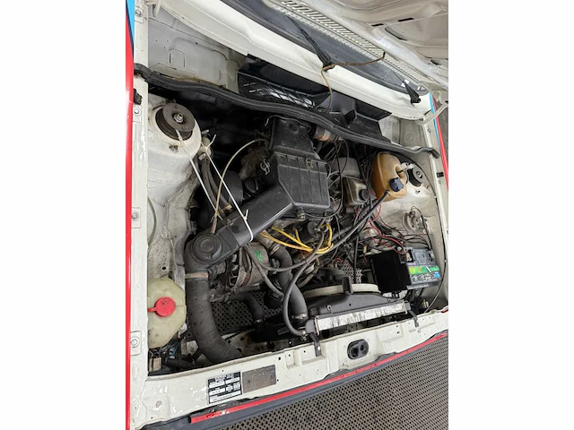 Volkswagen - golf 1 - martini uitgevoerd - oldtimer - 1983 - afbeelding 18 van  34