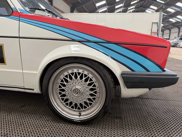Volkswagen - golf 1 - martini uitgevoerd - oldtimer - 1983 - afbeelding 27 van  34