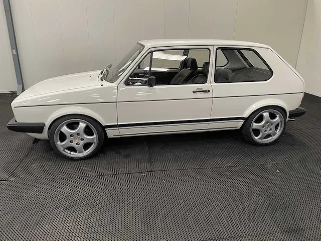 Volkswagen - golf 1- 2.0 16v - oldtimer - afbeelding 32 van  36