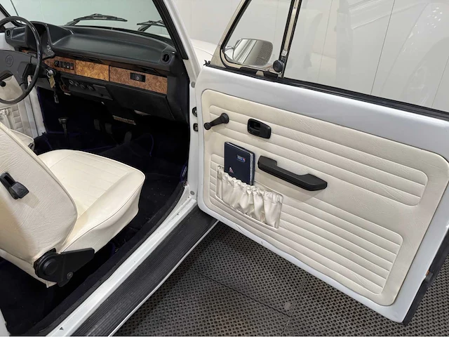 Volkswagen - kever - cabriolet - oldtimer - 1979 - afbeelding 19 van  44
