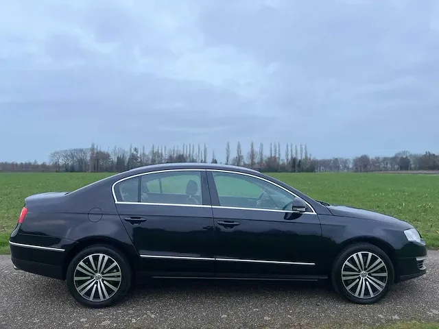 Volkswagen - passat - 3.2 v6 highline 4m - 53-sp-hs - 2006 - afbeelding 12 van  15