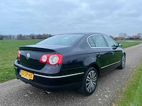 Volkswagen - passat - 3.2 v6 highline 4m - personenauto - 2006 - afbeelding 10 van  14
