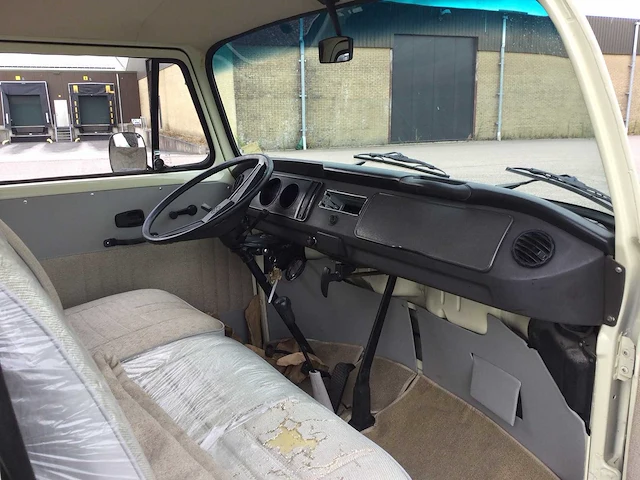 Volkswagen - t2 - camper - oldtimer - afbeelding 8 van  24