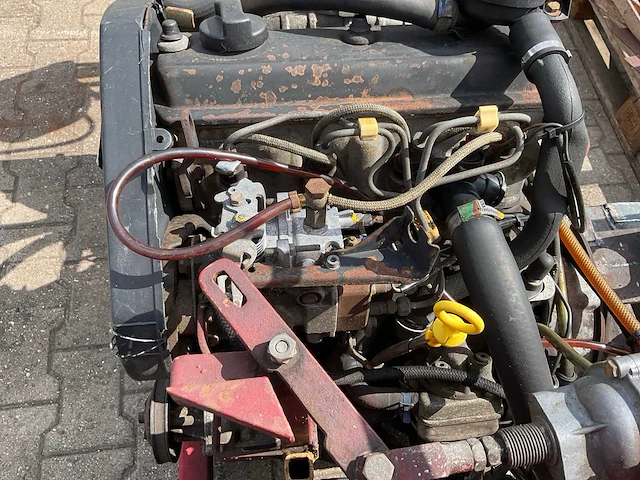 Volkswagen 4-cil dieselmotor met hydrauliektank - afbeelding 6 van  9
