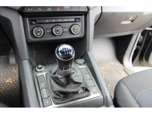 Volkswagen amarok pluscab dark lavel v6 4motion met kenteken v-141-xx. datum eerste toelating 18-04-2019. - afbeelding 2 van  16