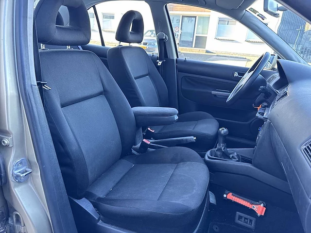 Volkswagen bora 2.0 car 2002 | 65-hv-ld - afbeelding 15 van  24