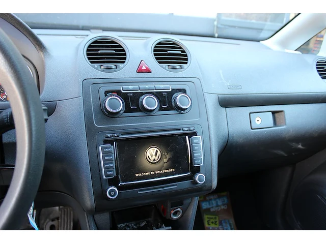 Volkswagen caddy tdi met kenteken 2-vvf-28. btw voertuig. datum eerste toelating 11-04-2012. - afbeelding 2 van  13