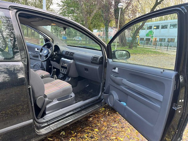 Volkswagen fox 1.2 trendline, 79-rz-lr - afbeelding 2 van  17