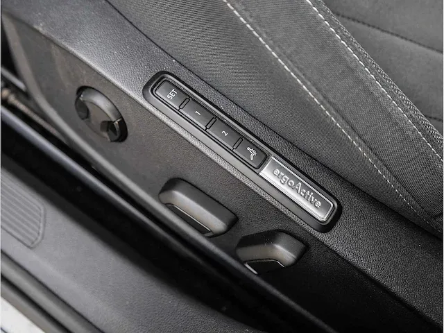 Volkswagen golf 1.4 ehybrid phev 204pk automaat 2020 adaptive cruise memory massage stoel&stuurverwarming dab - afbeelding 19 van  34