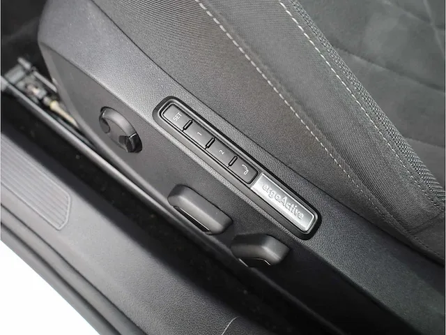 Volkswagen golf 1.4 ehybrid phev 204pk automaat 2021 stoelverwarming carplay adaptive led dab virtual cockpit - afbeelding 19 van  33