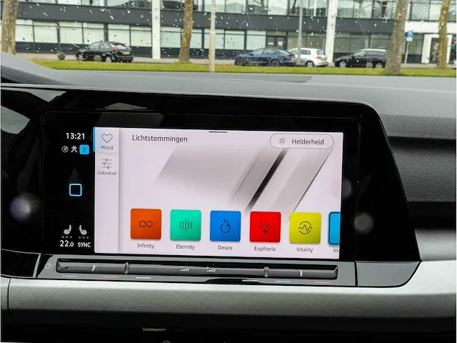 Volkswagen golf 1.5 etsi life automaat 2020 panoramadak iq light matrix led memory massage dodehoeksensor 18"inch - afbeelding 18 van  43