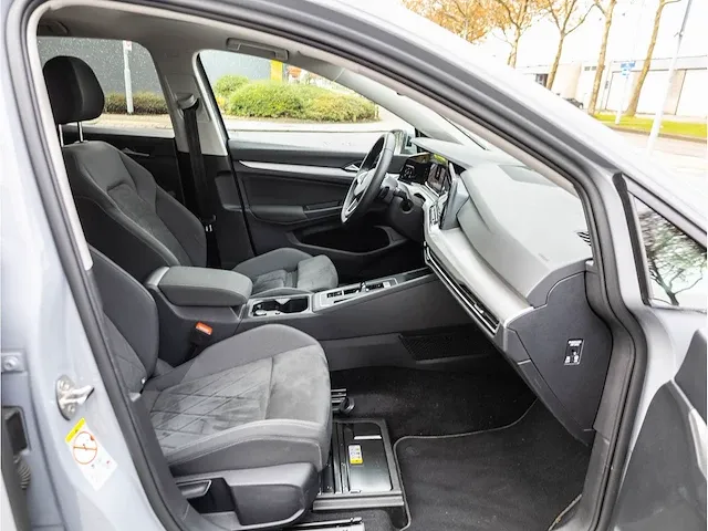 Volkswagen golf 1.5 etsi life automaat 2020 panoramadak iq light matrix led memory massage dodehoeksensor 18"inch - afbeelding 32 van  43