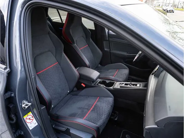 Volkswagen golf gti clubsport 2.0 tsi 300pk automaat 2021 panoramadak camera adaptive cruise 19"inch hagelschade - afbeelding 24 van  35
