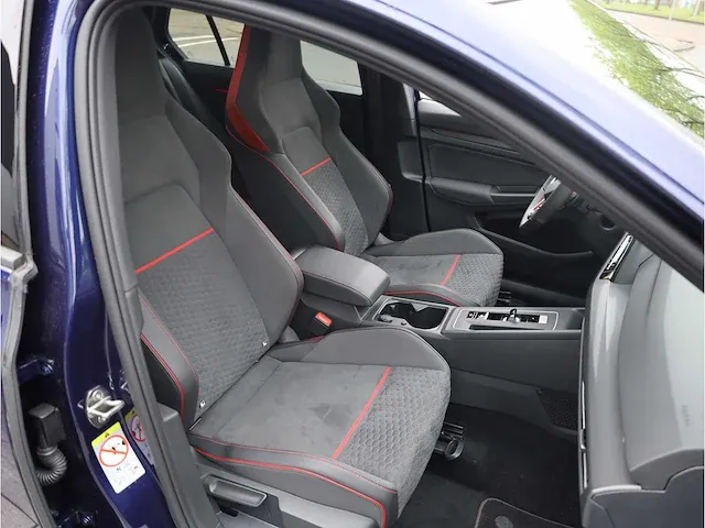 Volkswagen golf gti clubsport 2.0 tsi 300pk automaat 2022 pano camera adaptive stoel&stuurverwarming 19''inch - afbeelding 13 van  35