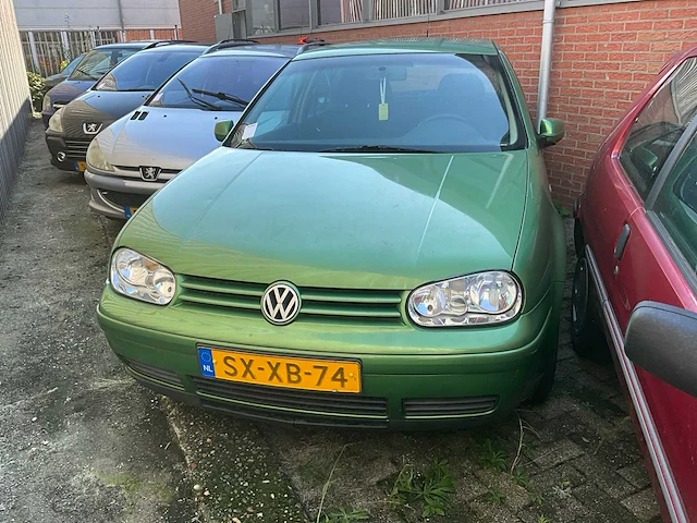 Volkswagen golf personenauto - afbeelding 1 van  11