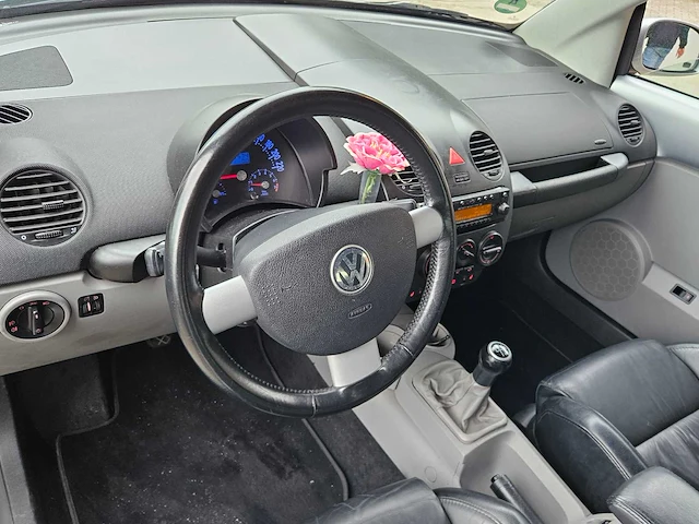 Volkswagen new beetle cabrio 1.6 'highline', 76-rkv-5 - afbeelding 21 van  44