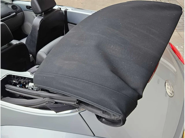Volkswagen new beetle cabrio 1.6 'highline', 76-rkv-5 - afbeelding 38 van  44