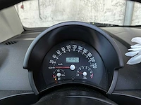 Volkswagen new beetle cabriolet 1.6 102pk 2003, 75-gnv-4 - afbeelding 16 van  40
