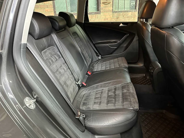 Volkswagen passat variant 3.2 v6 highline 4m r32 250pk 2009, 89-hng-2 - afbeelding 31 van  41