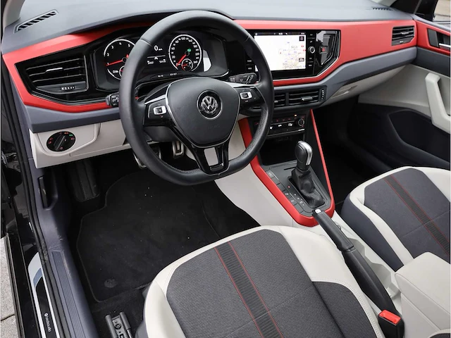 Volkswagen polo 1.0 tsi r-line automaat 2020 beats by dre panodak achteruitrijcamera carplay stoelverwarming - afbeelding 2 van  38