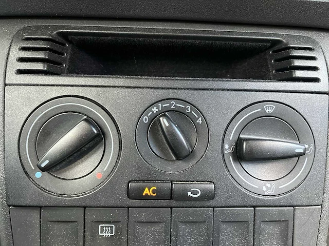 Volkswagen polo 1.4-16v trendline 2001 | 76-hh-zs - afbeelding 13 van  24
