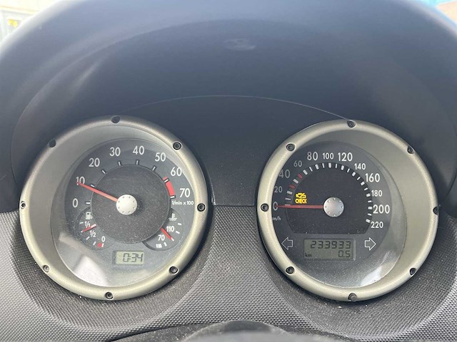 Volkswagen polo 1.4-16v trendline 2001 | 76-hh-zs - afbeelding 16 van  24