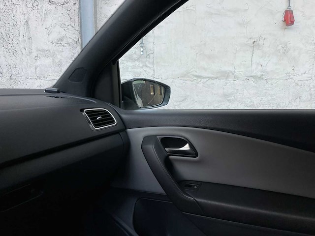 Volkswagen polo 1.4 tsi bluegt (wrc livery) 140pk 2013, ph-445-x - afbeelding 18 van  34