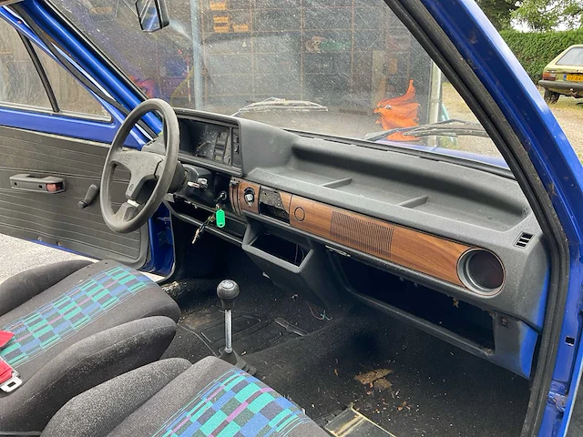 Volkswagen polo 1f oldtimer auto - afbeelding 24 van  43