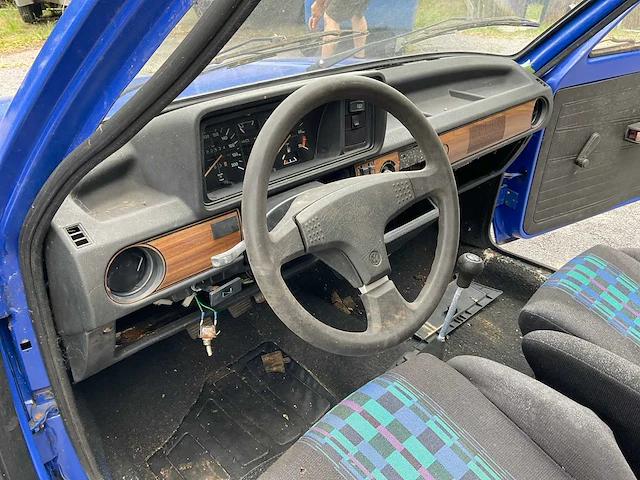 Volkswagen polo 1f oldtimer auto - afbeelding 27 van  43