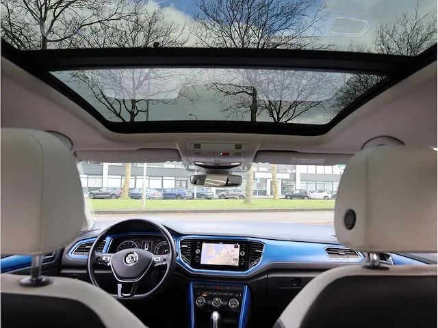 Volkswagen t-roc 1.5 tsi automaat 2020 panoramadak vol leer keyless go & entry camera adaptive elektrische kofferklep - afbeelding 9 van  39