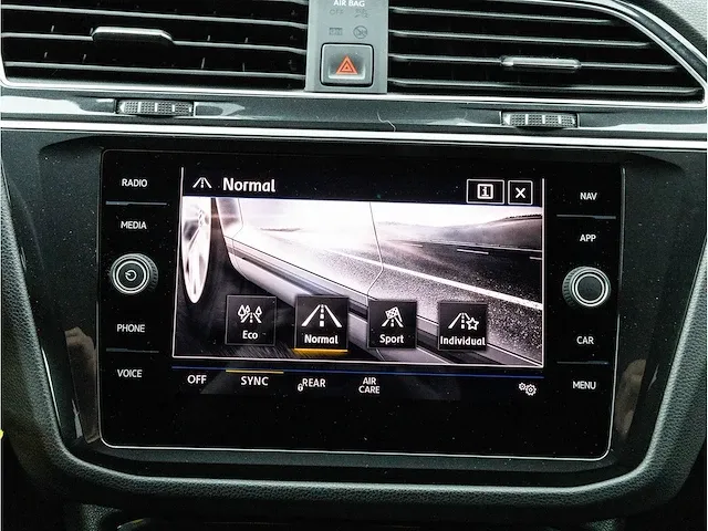 Volkswagen tiguan 2.0 tsi 4motion r-line 190pk automaat 2020 virtual cockpit adaptive cruise 19"inch led dab - afbeelding 17 van  42