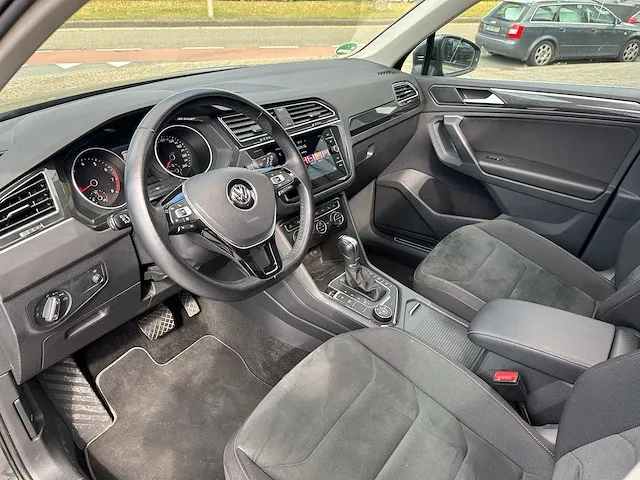 Volkswagen tiguan 2.0 tsi 4motion r-line 230pk automaat 2019 panoramadak head-up camera adaptive cruise 19"inch - afbeelding 3 van  30