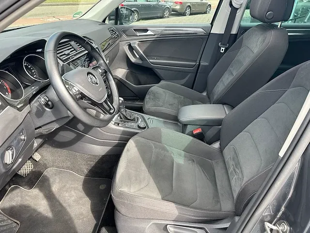 Volkswagen tiguan 2.0 tsi 4motion r-line 230pk automaat 2019 panoramadak head-up camera adaptive cruise 19"inch - afbeelding 4 van  30