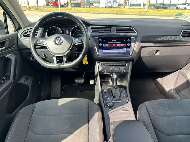 Volkswagen tiguan 2.0 tsi 4motion r-line 230pk automaat 2019 panoramadak head-up camera adaptive cruise 19"inch - afbeelding 7 van  30