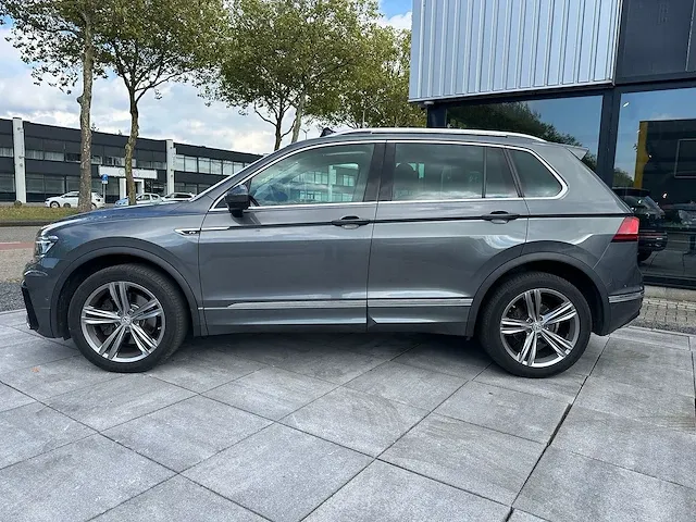 Volkswagen tiguan 2.0 tsi 4motion r-line 230pk automaat 2019 panoramadak head-up camera adaptive cruise 19"inch - afbeelding 12 van  30