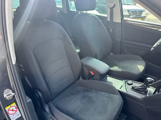 Volkswagen tiguan 2.0 tsi 4motion r-line 230pk automaat 2019 panoramadak head-up camera adaptive cruise 19"inch - afbeelding 24 van  30