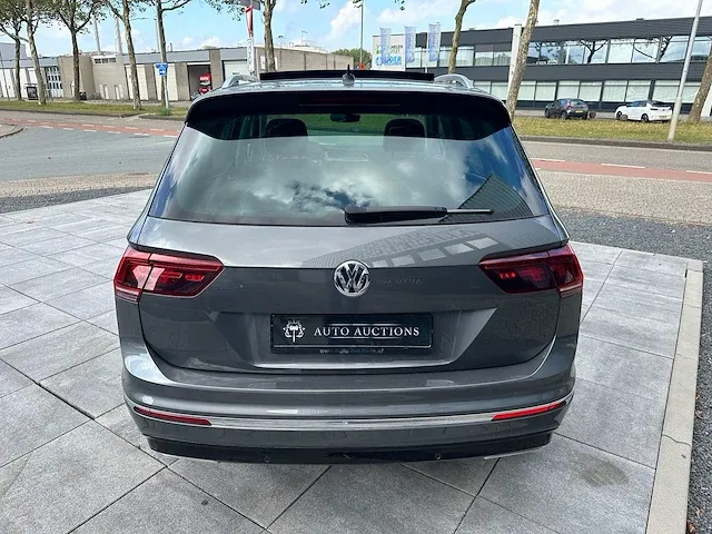 Volkswagen tiguan 2.0 tsi 4motion r-line 230pk automaat 2019 panoramadak head-up camera adaptive cruise 19"inch - afbeelding 25 van  30