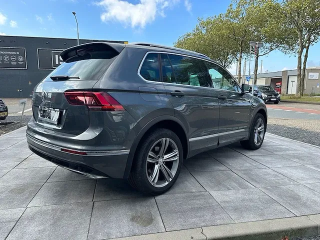 Volkswagen tiguan 2.0 tsi 4motion r-line 230pk automaat 2019 panoramadak head-up camera adaptive cruise 19"inch - afbeelding 26 van  30
