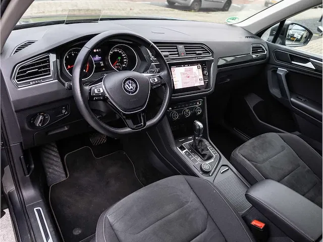 Volkswagen tiguan 2.0 tsi 4motion r-line 230pk automaat 2019 panoramadak head-up camera adaptive cruise 19"inch - afbeelding 3 van  46