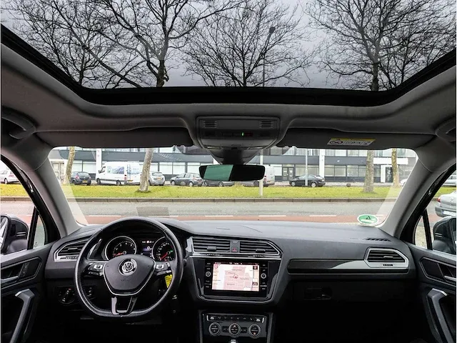 Volkswagen tiguan 2.0 tsi 4motion r-line 230pk automaat 2019 panoramadak head-up camera adaptive cruise 19"inch - afbeelding 8 van  46