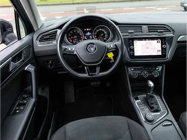 Volkswagen tiguan 2.0 tsi 4motion r-line 230pk automaat 2019 panoramadak head-up camera adaptive cruise 19"inch - afbeelding 10 van  46