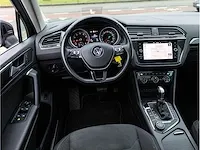 Volkswagen tiguan 2.0 tsi 4motion r-line 230pk automaat 2019 panoramadak head-up camera adaptive cruise 19"inch - afbeelding 10 van  46