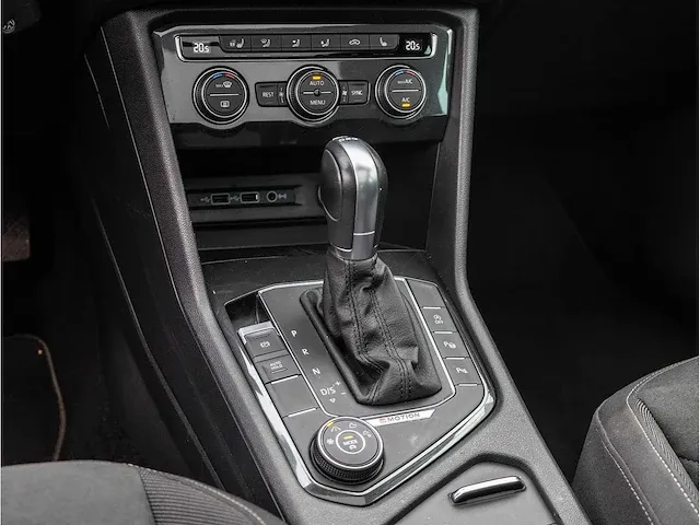 Volkswagen tiguan 2.0 tsi 4motion r-line 230pk automaat 2019 panoramadak head-up camera adaptive cruise 19"inch - afbeelding 24 van  46
