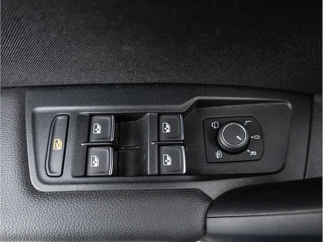 Volkswagen tiguan 2.0 tsi 4motion r-line 230pk automaat 2019 panoramadak head-up camera adaptive cruise 19"inch - afbeelding 32 van  46