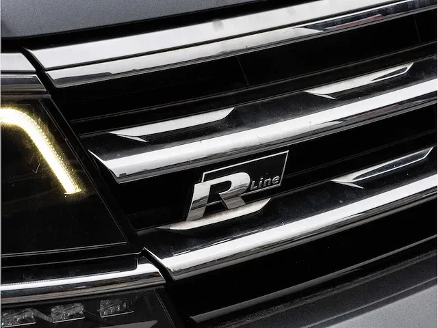 Volkswagen tiguan 2.0 tsi 4motion r-line 230pk automaat 2019 panoramadak head-up camera adaptive cruise 19"inch - afbeelding 38 van  46