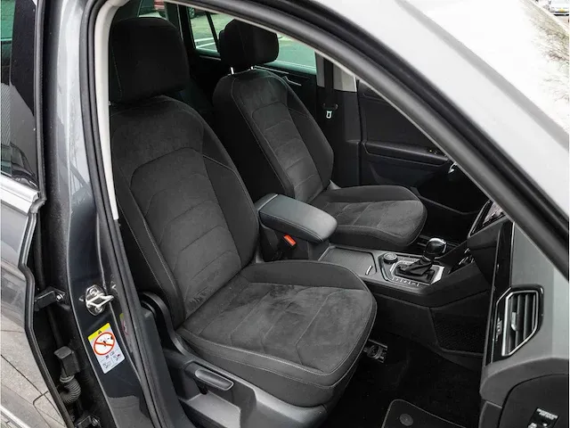 Volkswagen tiguan 2.0 tsi 4motion r-line 230pk automaat 2019 panoramadak head-up camera adaptive cruise 19"inch - afbeelding 40 van  46