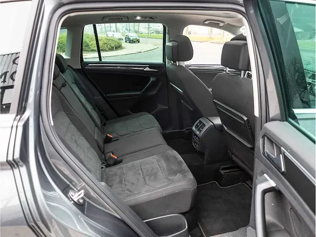 Volkswagen tiguan 2.0 tsi 4motion r-line 230pk automaat 2019 panoramadak head-up camera adaptive cruise 19"inch - afbeelding 41 van  46