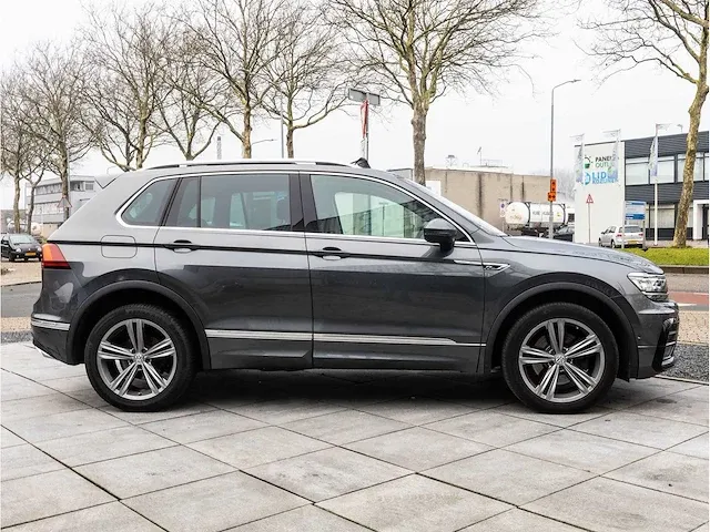 Volkswagen tiguan 2.0 tsi 4motion r-line 230pk automaat 2019 panoramadak head-up camera adaptive cruise 19"inch - afbeelding 43 van  46