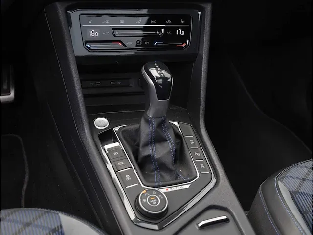 Volkswagen tiguan r 2.0 tsi 4motion 320pk 2021 panodak akrapovic 360°camera matrix iq light harman/kardon 21"inch - afbeelding 15 van  44